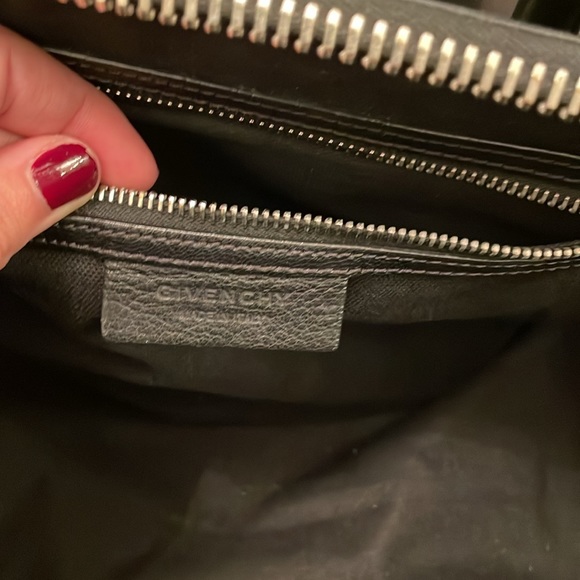 GIVENCHY
Antigona Medium Grained Leather Bag - Picture 8 of 11
